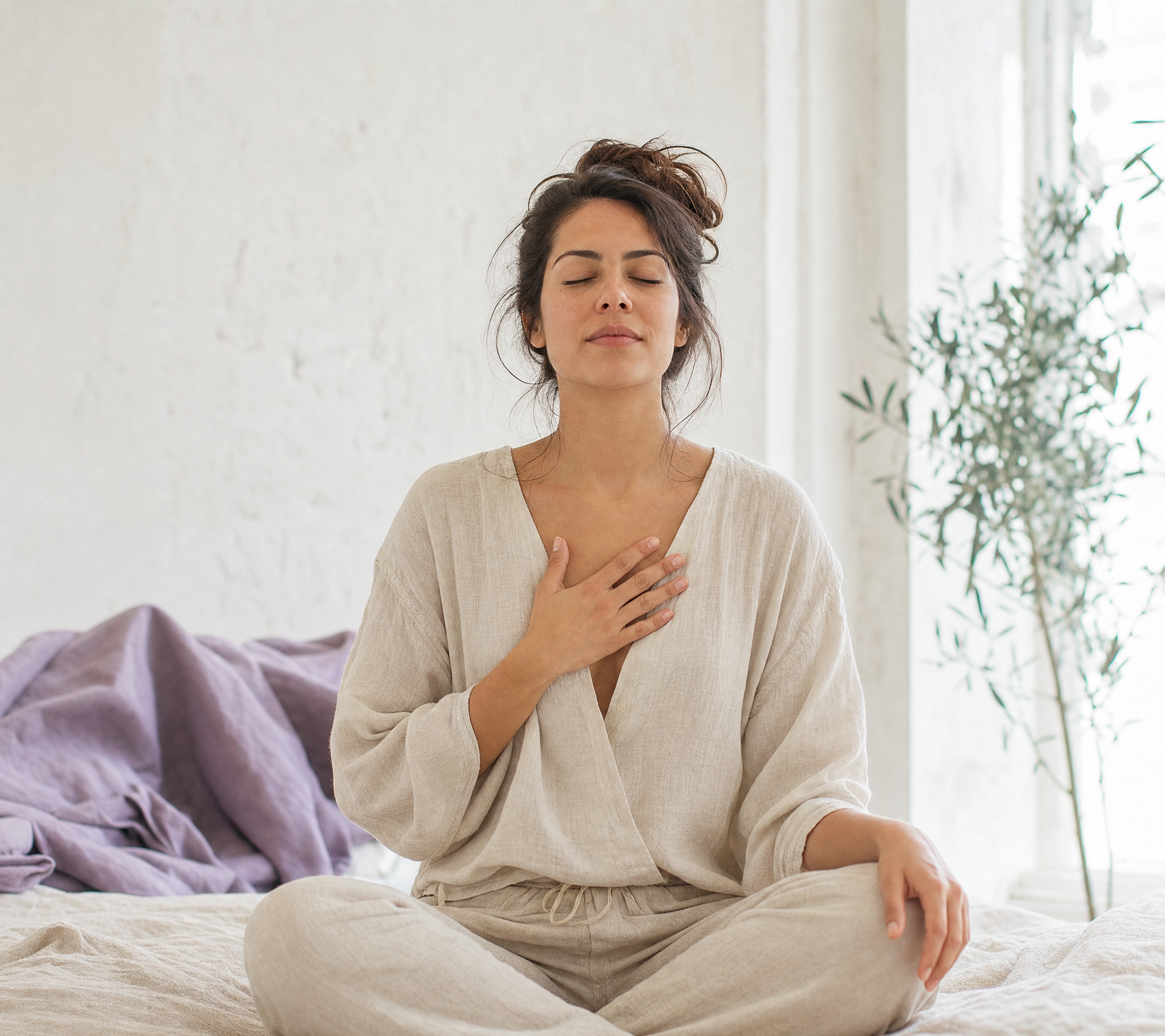 Mujer practicando respiración consciente